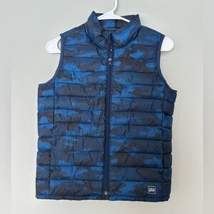 Gap Kids Upcycled Lightweight Puffer Vest with Primaloft Size Medium Navy Camo